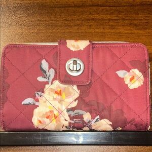 🦋Vera Bradley Burgundy Quilted Wallet with Silver Turn Lock 5/25$